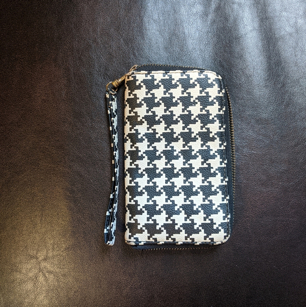 Black and white houndstooth wallet